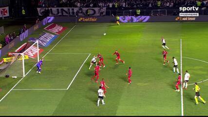 Veja o gol marcado por Hugo Moura na vitória do Vasco sobre o Athletico, nas quartas de final da Copa do Brasil