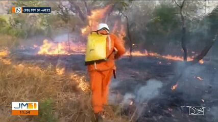 Bombeiros tentam apagar incêndio na área da Chapada das Mesas