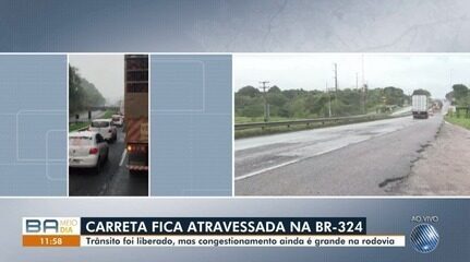 Carreta fica atravessada na BR-324 e causa engarramento