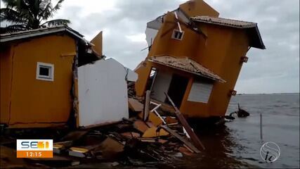 Avanço do mar derruba parte de casa na Praia do Saco em Estância