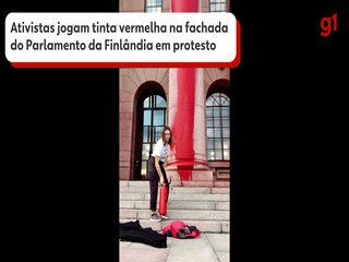 Ativistas jogam tinta vermelha na fachada do Parlamento da Finlândia em protesto