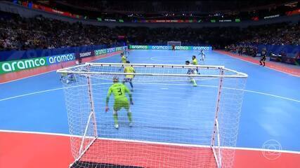 2 x 0 - Willian de novo! Goleiro do Brasil faz duas defesas seguidas