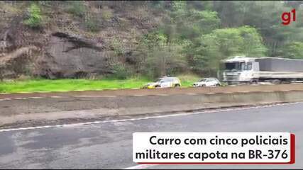 Carro com cinco policiais militares capota na BR-376