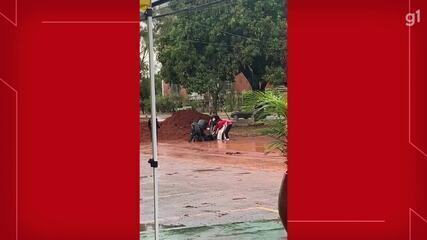 Motociclista caiu em um buraco no Park Sul, em Brasília, durante chuva.