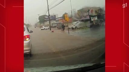 Menino cai em alagamento enquanto atravessava rua em Samambaia, no DF.