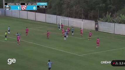 Gol de cobrança de lateral durante partida entre Grêmio e São Luiz pelo Gauchão Sub-20