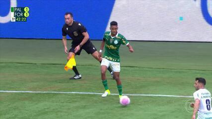 Aos 42 min do 1º tempo - chute dentro da área para fora de Raphael Veiga do Palmeiras contra o Fortaleza