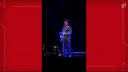 Bruno Mars leva raquete elétrica para show após 'engolir' mosquito