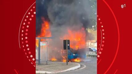 Ônibus do Transcol são incendiados e apedrejados na Grande Vitória; linhas são suspensas