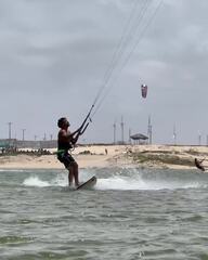 Campeão olímpico Italo Ferreira se aventura no kitesurfe na praia da Taíba