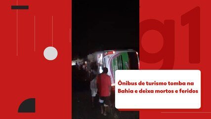 Quatro pessoas morrem e 15 ficam feridas após ônibus de turismo tombar em rodovia na Bahia