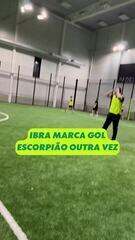 Ibrahimovic marca gol escorpião em jogo com amigos