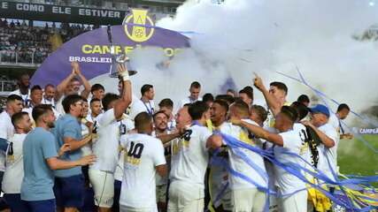 Jogadores do Santos levantam a taça de campeão da Série B 2024