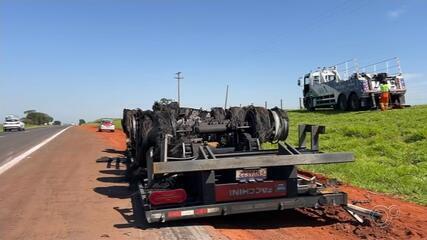 Carreta pega fogo após tombar na rodovia Marechal Rondon em Areiópolis