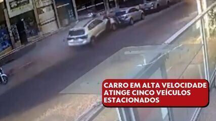 Motorista perde controle e carro atinge outros cinco veículos estacionados em Guarapari