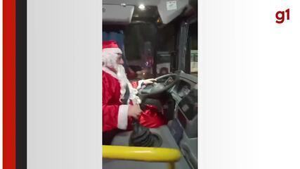 Ônibus decorado para o Natal e motorista vestido de Papai Noel chamam atenção em Fortaleza