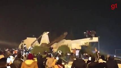 Estátua de Hafez al-Assad é derrubada por manifestantes anti-governo