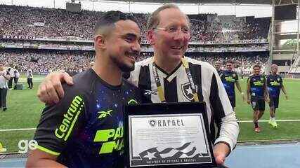 Rafael recebe homenagem de John Textor com placa antes de aposentadoria