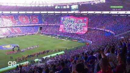 Torcida do Fortaleza faz mosaico antes de partida contra o Internacional