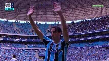 Aos 22 min do 2º tempo - Ovacionado, Geromel é substituído pela última vez no Grêmio