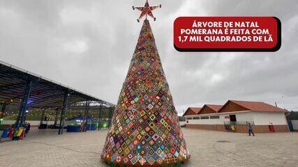 Árvore de Natal é feita com mais de 1,7 mil quadrados de lã em Santa Maria de Jetibá