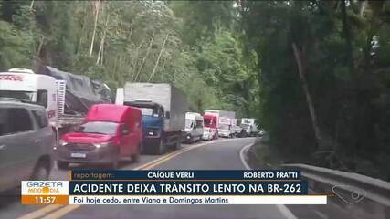 Acidente entre carreta, caminhão e dois carros interdita BR-262 no ES