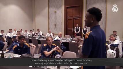 Vini Jr. agradece a "família" Real Madrid em discurso para o time após vencer o The Best