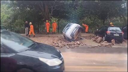 Carro é engolido por buraco durante chuva em Águas Claras, no DF.