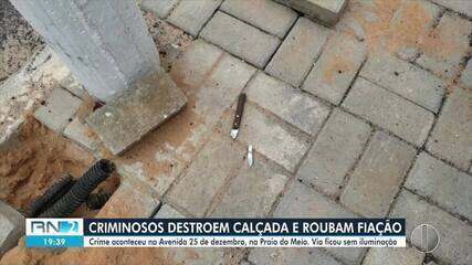 Criminosos destroem calçada e roubam fiação