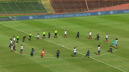 Jogadoras de Bahia e Grêmio protestam contra o racismo com punhos cerrados antes da final da Ladies Cup