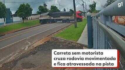 Carreta sem motorista cruza rodovia movimentada e fica atravessada na pista