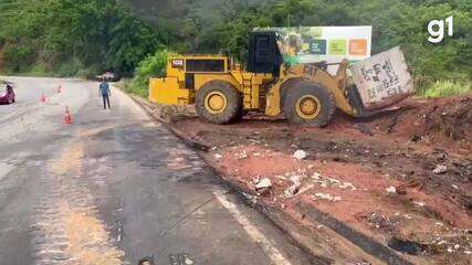 Pedra de granito que causou acidente em Teófilo Otoni é removida do acostamento da BR-116