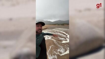 Lagoa se rompe, forma 'cascata' na areia e se reconecta ao mar em praia de Florianópolis