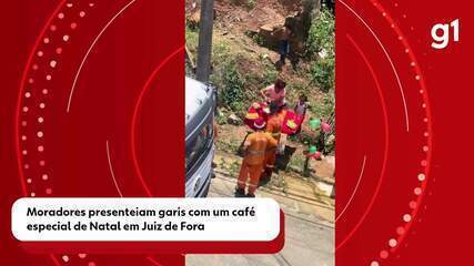 Moradores presenteiam garis com um café especial de Natal em Juiz de Fora