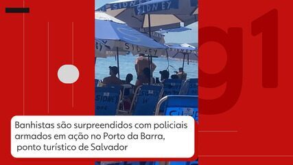 Banhistas são surpreendidos por policiais armados em ação no Porto da Barra em Salvador