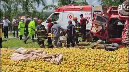 Motorista de caminhão que tombou com laranjas é resgatado na Anhanguera em Araras