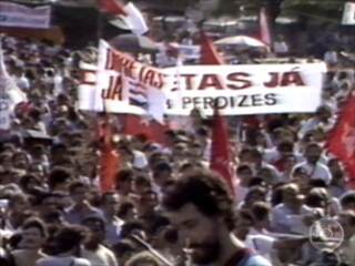 Reportagem sobre a primeira manifestação pelas Diretas, no estádio do Pacaembu, em São Paulo, Fantástico, 27/11/1983.