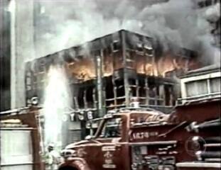 O repórter Ricardo Carvalho mostra imagens do incêndio no Edifício Grande Avenida, Jornal Nacional, 14/02/1981.