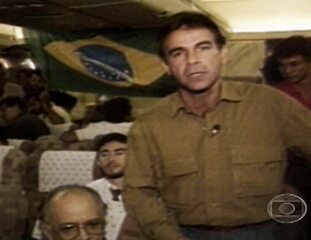 O repórter Silio Boccanera acompanha o “voo da liberdade”, entre Bagdá e Brasília, que trouxe de volta os os operários brasileiros da Mendes Junior que estavam retidos no Iraque, Jornal Nacional, 04/10/1990.