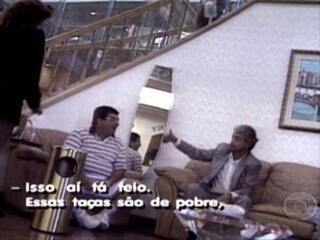 Reportagens de Lilia Teles e Sônia Bridi sobre os contraste das festas de réveillon de Sérgio Naya e dos ex-moradores do Palace II, Jornal Nacional, 01/01/1999.