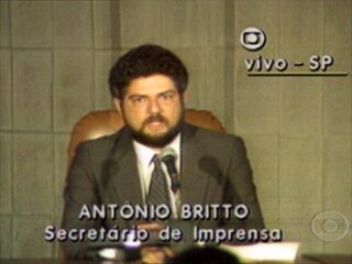 O repórter Carlos Tramontina, ao vivo do Instituto do Coração, em São Paulo, acompanha o anúncio da morte do presidente Tancredo Neves. Fantástico, 21/04/1985.