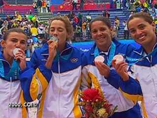 Adriana Behar e Shelda conquistam a prata e Sandra e Adriana Samuel ganham o bronze no vôlei de praia nos Jogos Olímpicos de Sidney, Reportagem de Marcos Uchoa para o Jornal Nacional, 25/09/2000.