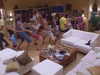 Cenas diversas dos participantes do BBB 1 na casa, 29/01/2002.