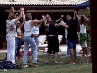 Primeiras imagens dos participantes do BBB 1 na casa, 29/01/2002.