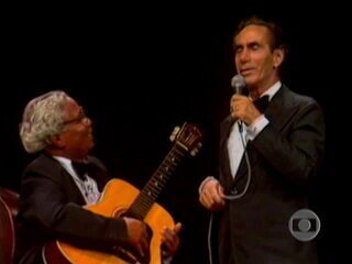 Nelson Gonçalves canta com Nelson Cavaquinho “O Dono das Calçadas”, de Guilherme de Brito e Nelson Cavaquinho.