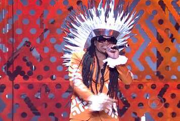 Na homenagem à África, os cantores Carlinhos Brown, Leo Maia e Chico César se apresentam no programa.