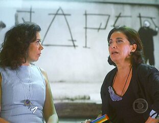 Cena do primeiro episódio, “Doutor, Posso Voltar?” do seriado 'Divã', em que Tânia (Totia Meireles) aconselha Mercedes (Lilia Cabral).