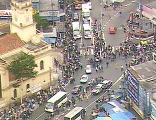 O repórter Marco Antônio Sabino, do Globocop, mostra imagens do caos em São Paulo sem transporte público por causa dos ataques criminosos na cidade. Bom Dia Brasil, 15/05/2006.