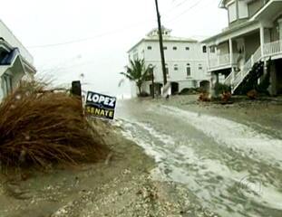 Reportagem de Jorge Pontual ao vivo de Nova York, pela internet, após a passagem do Furacão Sandy nos Estados Unidos, Bom Dia Brasil, 30/10/2012.