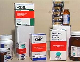 Reportagem de Marcos Losekann sobre o sucesso da campanha de distribuição gratuita dos medicamentos anti-retrovirais (ARVs), que conseguiu diminuir o número de internações de pacientes portadores do vírus da Aids. Jornal Nacional, 03/02/1997.